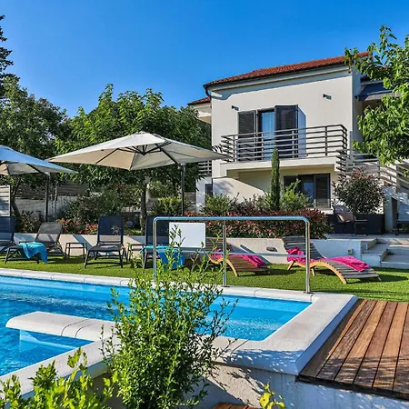 2 Bedroom Beautiful In Holiday home *