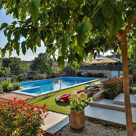 Vikendica Lovely In *